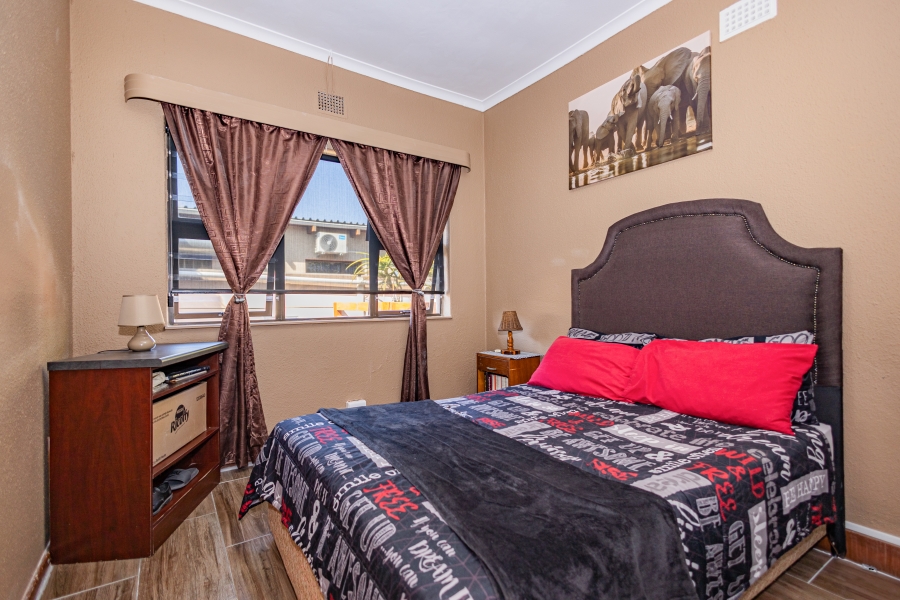 5 Bedroom Property for Sale in Peerless Park Western Cape